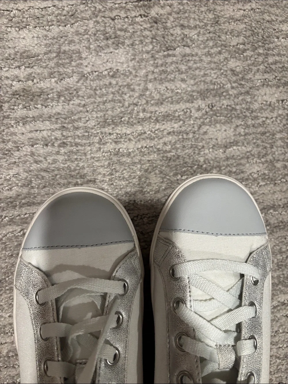 Ugg Kids Casual Lace-Up Sneakers in Light Gray size 4
